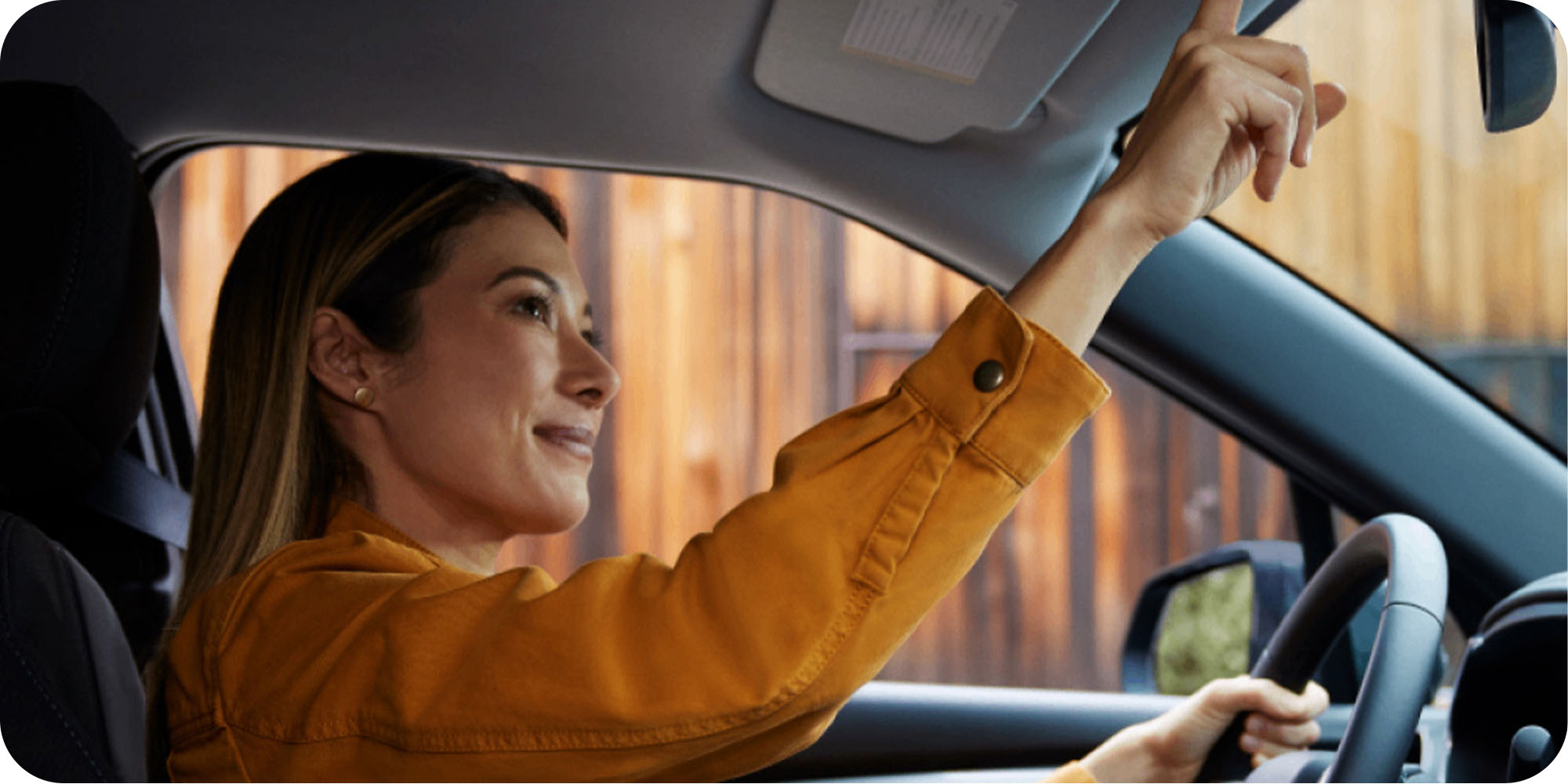 Mujer haciendo uso de la Tecnología de Onstar.