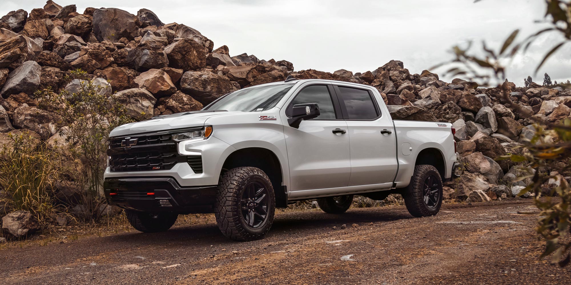 Chevrolet Silverado Z71 blanca en terreno rocoso