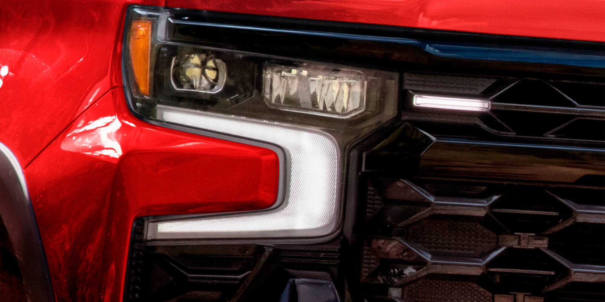 Faros delanteros LED con biseles negros de Chevrolet Silverado.